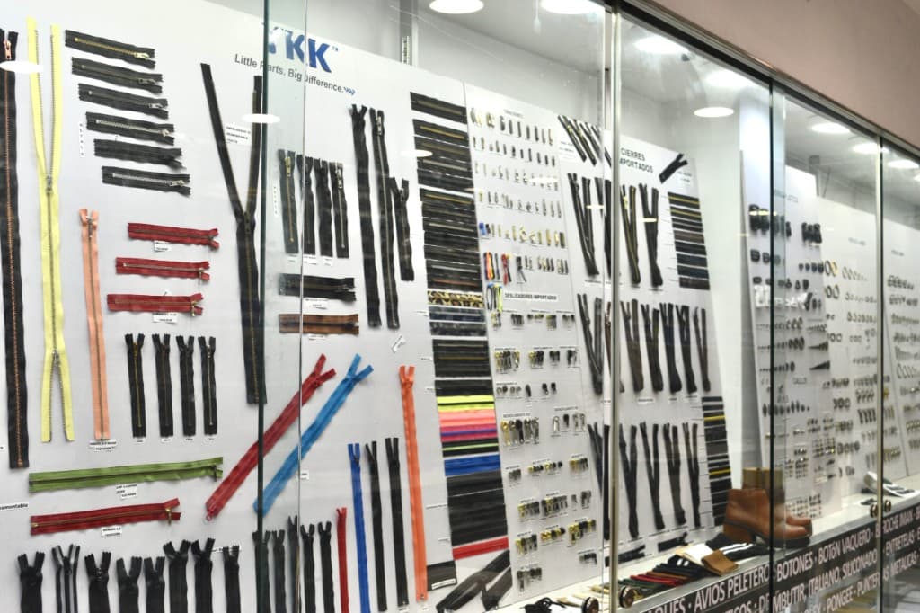 Vidriera de Artintex con cierres YKK, deslizadores y herrajes